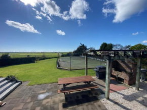 Charming 2-Bedroom Guest House with Tennis Court and Beach Nearby